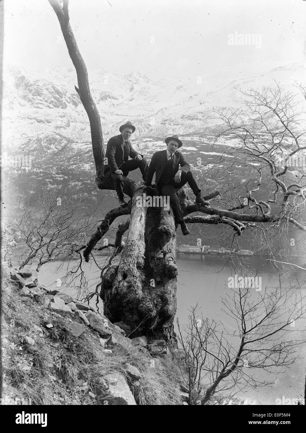 Cette image montre la ferme historique de la famille Johanson à Sogn og Fjordane, en Norvège, capturée par des techniques de photographie alternatives. Il met en valeur l'environnement de la ferme, les ouvriers, et l'esthétique vintage, conservés dans le cadre des archives historiques. Banque D'Images