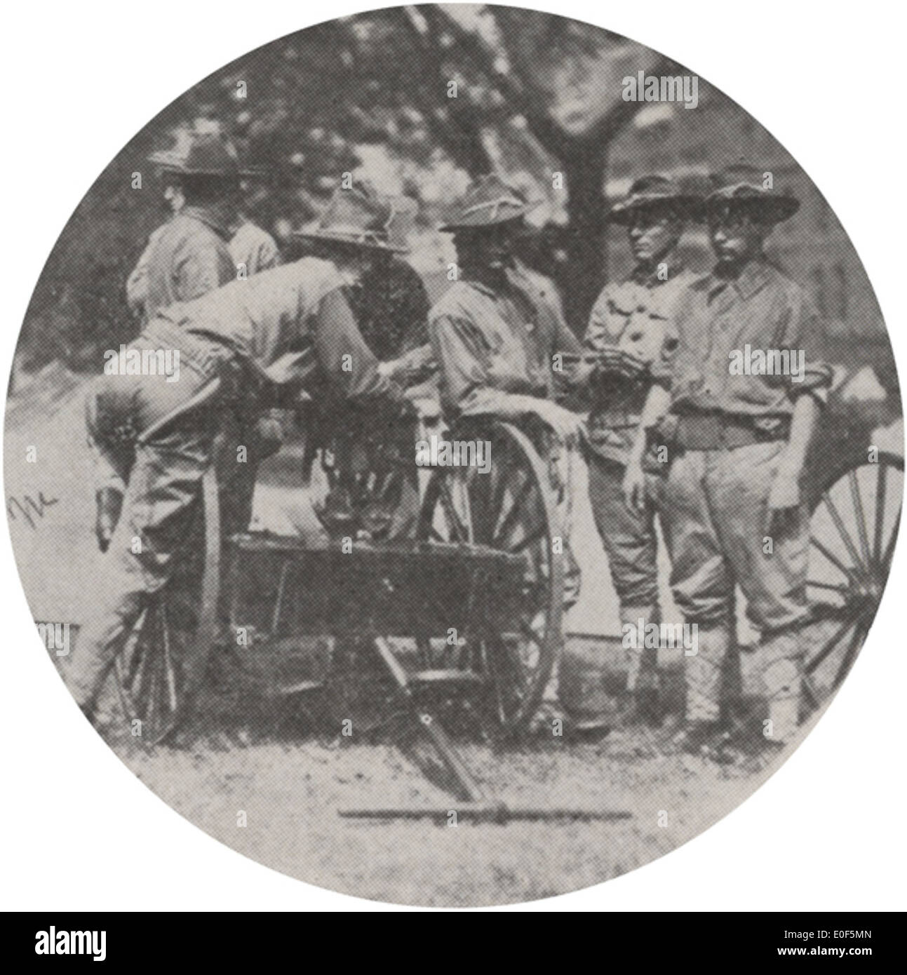Cette image de 1918 montre des soldats debout près d'un petit canon militaire pendant la première Guerre mondiale. Elle offre un aperçu de la vie des soldats sur les lignes de front pendant la Grande Guerre. Banque D'Images