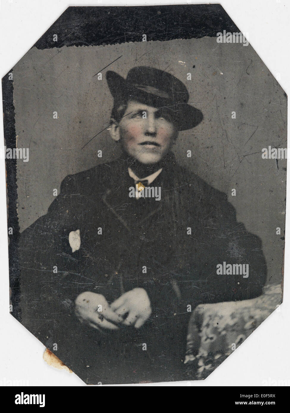 Portrait teinté à la main d'un jeune homme de la fin du XIXe siècle, présentant des techniques photographiques alternatives de l'époque. Cette image capture un moment de l'histoire norvégienne-américaine. Banque D'Images