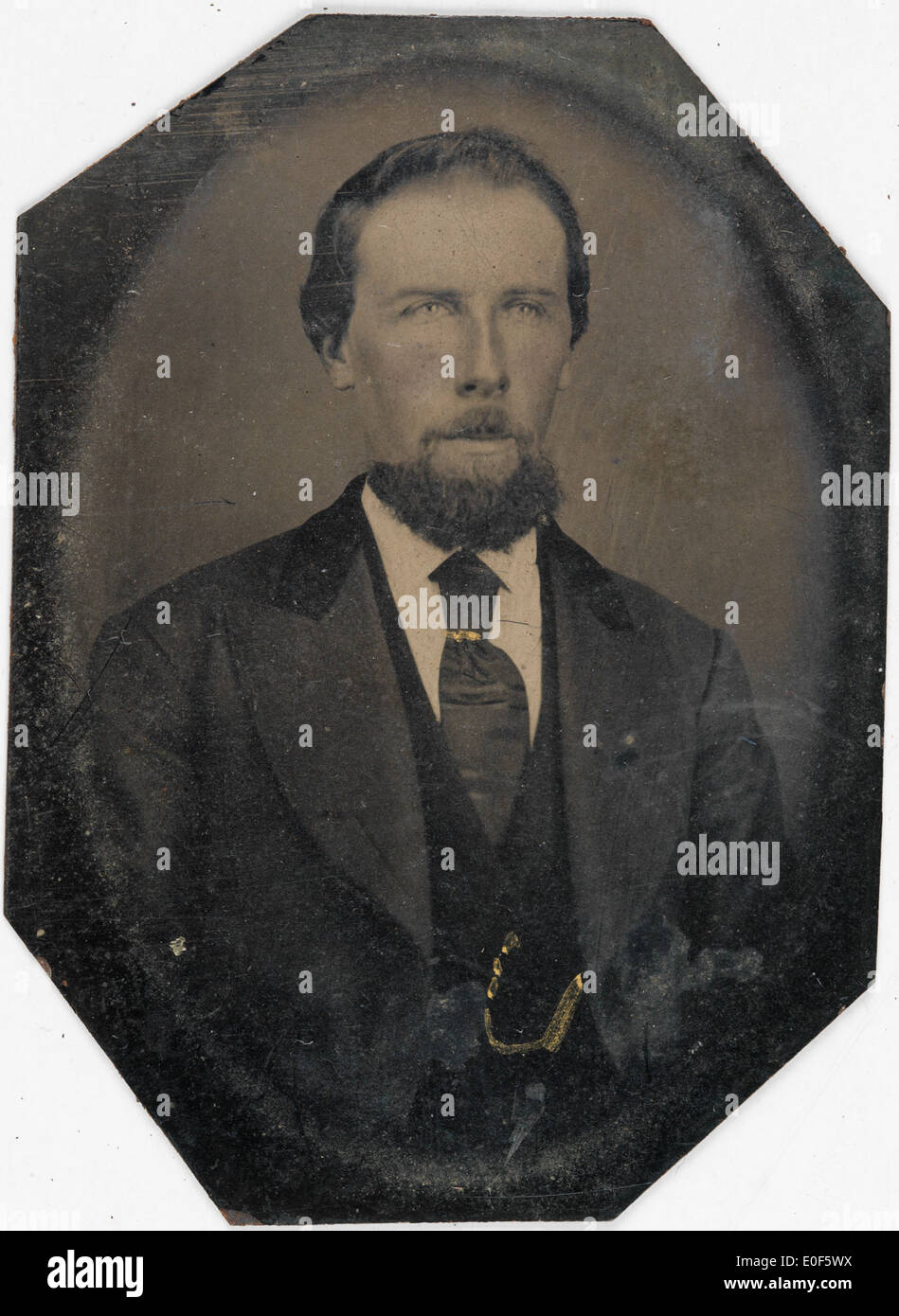 Ce portrait teinté à la main, réalisé entre 1856 et 1900, met en valeur un individu dans un style classique du XIXe siècle. La photographie met en évidence l'utilisation précoce des techniques d'amélioration des couleurs, reflétant la mode et le style photographique de l'époque. Banque D'Images