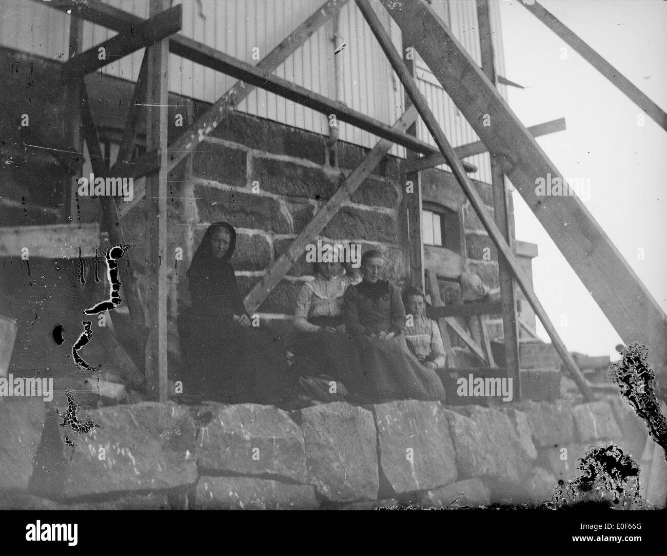 Un portrait de groupe de cinq femmes au phare de Kråkenes sur la côte norvégienne, montrant leur rôle dans le service du phare norvégien au début du XXe siècle. Banque D'Images Un portrait de groupe de cinq femmes au phare de Kråkenes sur la côte norvégienne, montrant leur rôle dans le service du phare norvégien au début du XXe siècle. Banque D'Images
