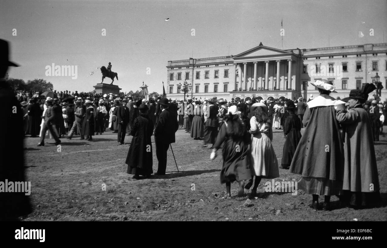 Les célébrations du 17 mai au Palais Royal d'Oslo en 1918, commémorant la fête nationale de la Norvège avec une démonstration de fierté nationale et de tradition. Banque D'Images