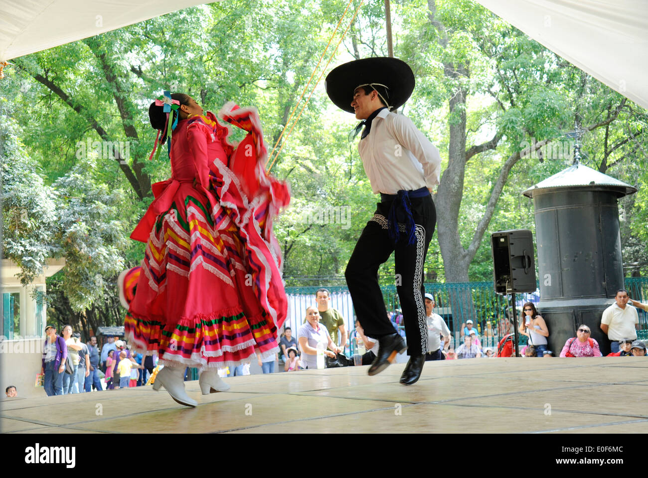 La danse du chapeau mexicain Banque de photographies et d'images à haute  résolution - Alamy