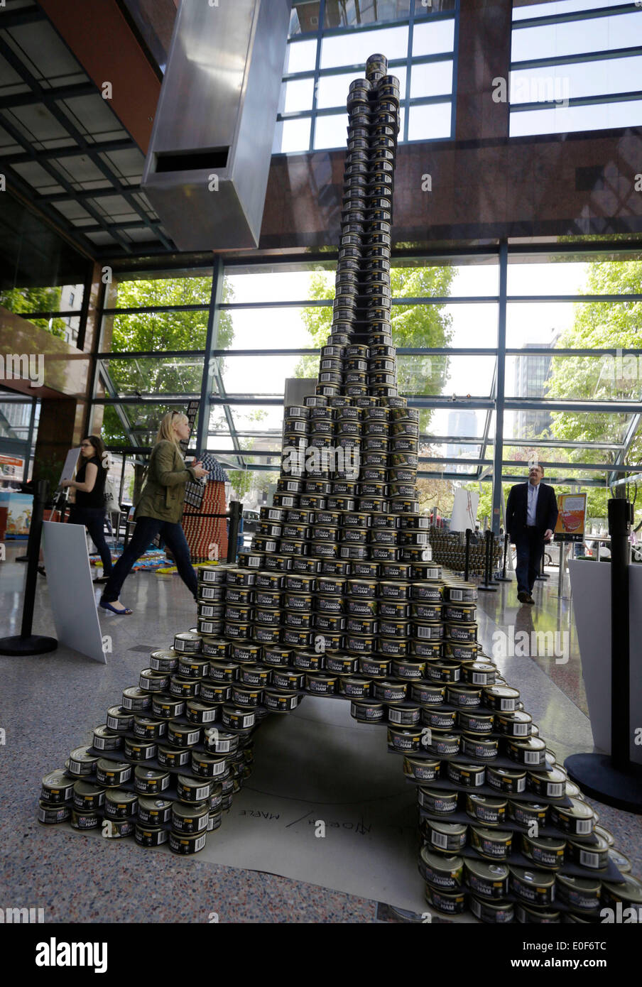 Vancouver, Canada. Le 11 mai, 2014. Une tour Eiffel en forme de sculpture des aliments en conserve est perçu au cours de la 'concurrence' Canstruction à Vancouver, Canada, le 11 mai 2014. La région de Vancouver's 2014 'Canstruction' concours a attiré environ 300 participants de construire 19 sculptures à l'aide de plus de 65 000 aliments en conserve fait don de la part des communautés. Ces dons iront à Greater Vancouver Food Bank Society pour aider les familles pauvres. Credit : Liang Sen/Xinhua/Alamy Live News Banque D'Images