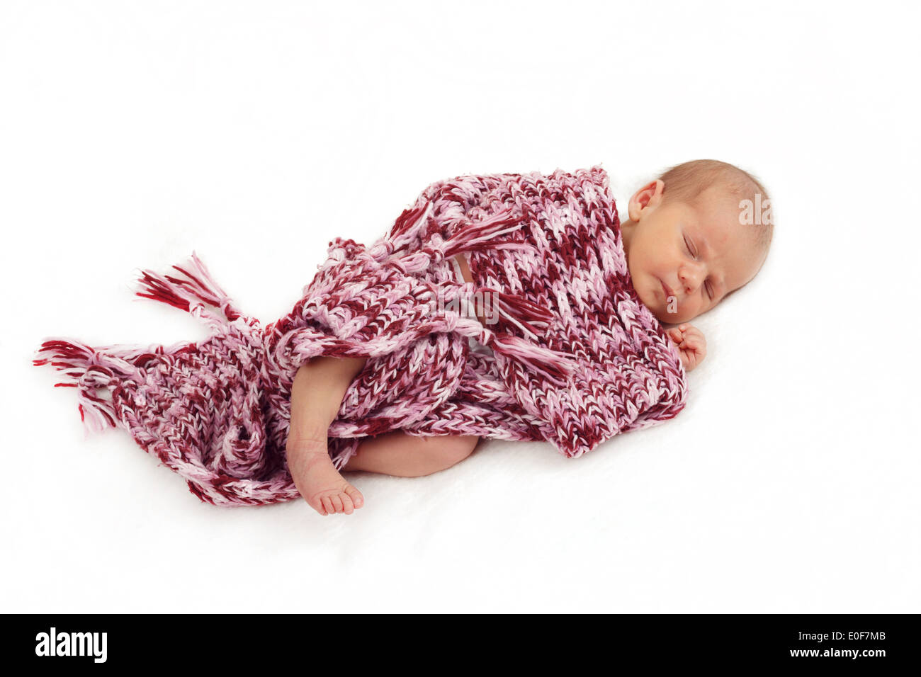 Sleeping newborn baby in châle sur couverture blanche - la première faiblesse de la vie nouvelle Banque D'Images
