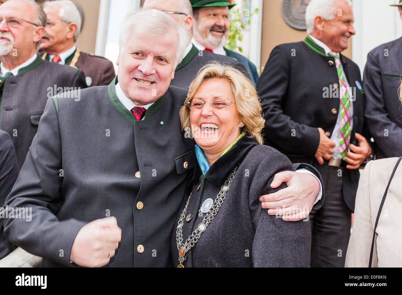 Le premier ministre bavarois Horst Seehofer et Miesbacher Maire Ingrid Pongratz Banque D'Images