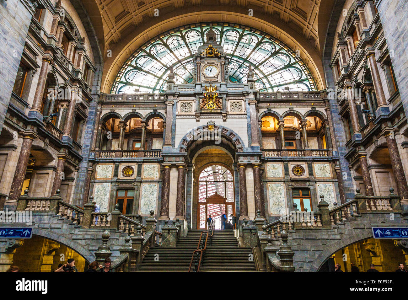 L'escalier dans le grand hall d'entrée et d'attente de la gare d'Anvers-central conçu par Louis Delacenserie. Banque D'Images