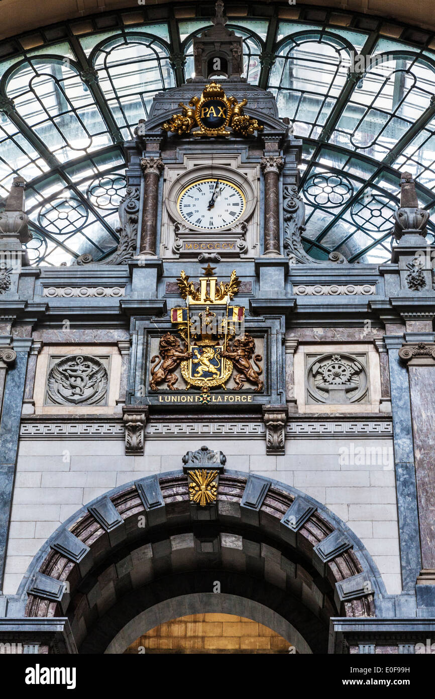 L'horloge au-dessus de l'entrée de la gare centrale. Banque D'Images