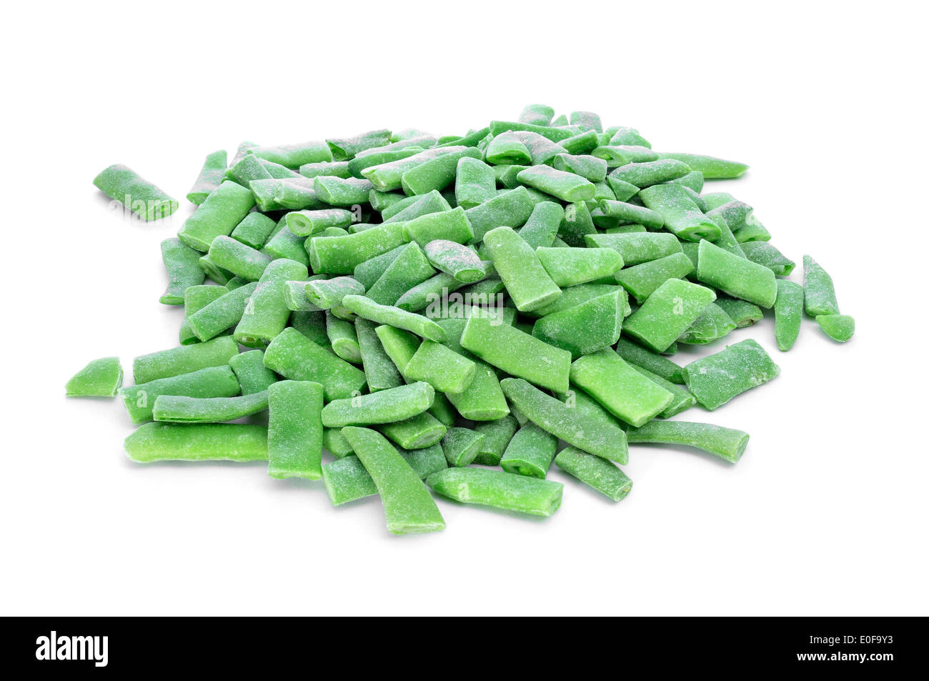 Un tas de haricots verts, hachés surgelés sur fond blanc Banque D'Images