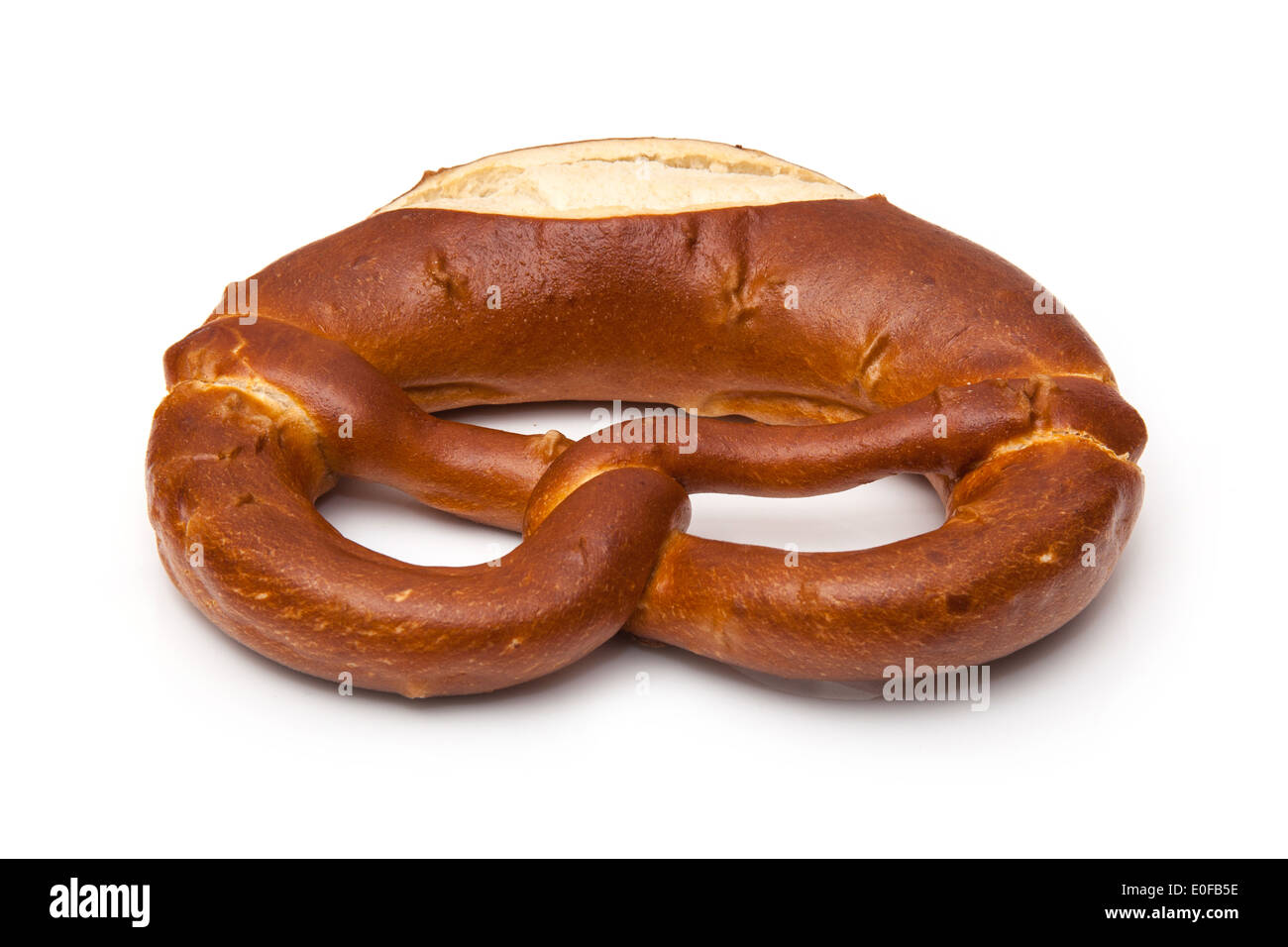 Bretzel allemand traditionnel isolé sur un fond blanc studio. Banque D'Images