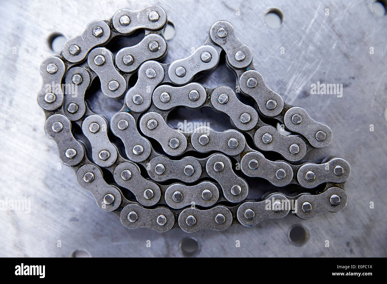 Une chaîne de métal en photo dans une usine de production au Royaume-Uni. Banque D'Images