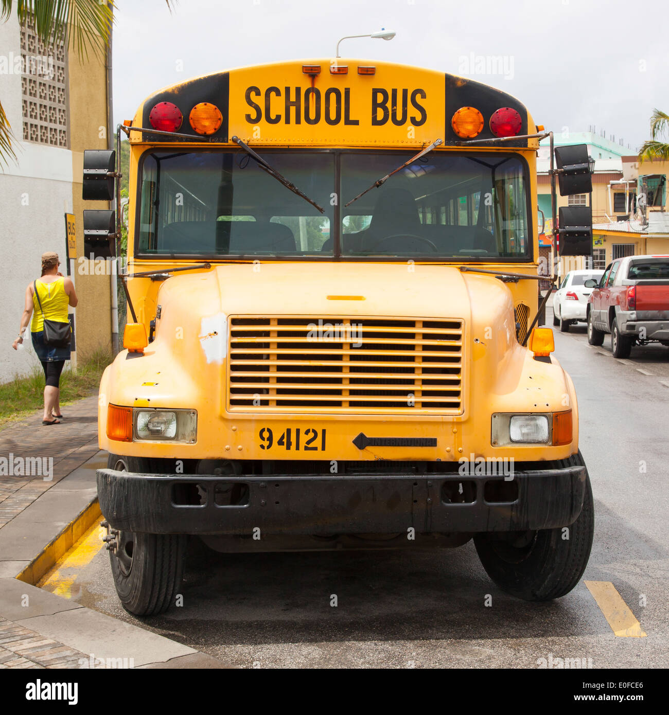Autobus scolaire jaune garé sur le côté d'une route Banque D'Images