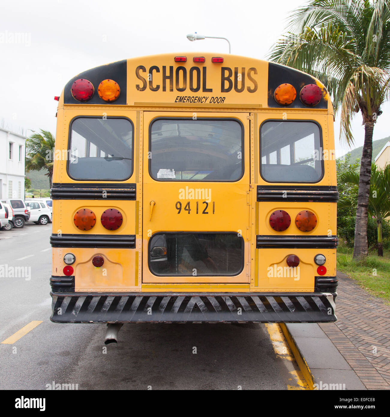 Autobus scolaire jaune garé sur le côté d'une route Banque D'Images