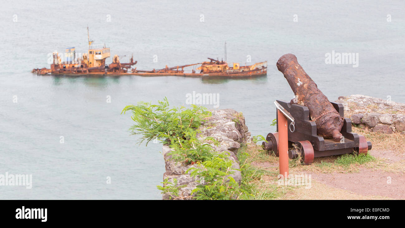Très vieux canon rouillé pointant sur un navire coulé, concept de l'humour Banque D'Images