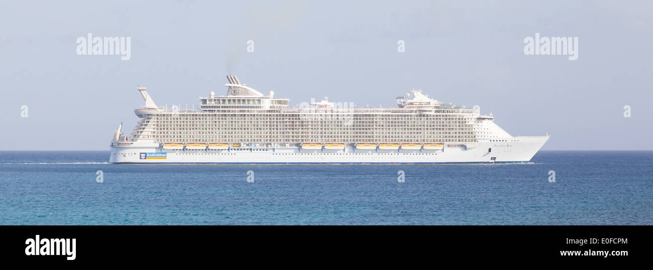 PHILIPSBURG ST. Martin-LE 25 JUILLET,Royal Caribbean les mers Allure laissant St. Marten le 25 juillet, 2013. C'est le plus grand voyageur Banque D'Images