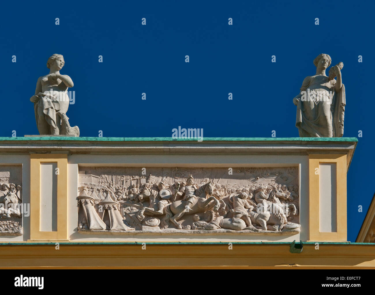 Bataille de Vienne (1683) bas-relief des scènes, des statues de déesses antiques, Grenier sur l'alcôve tower, Palais de Wilanów à Varsovie, Pologne Banque D'Images