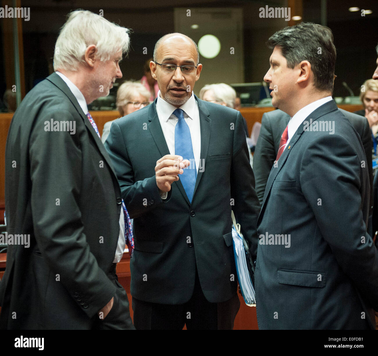 Le ministre finlandais des affaires étrangères Erkki Tuomioja Sakari (L) parle avec le ministre français des Affaires européennes, Harlem Desir Junior (C) et le ministre des Affaires étrangères roumain au député Roger-gerard Schwartzenberg (le début de la session du Conseil des affaires étrangères à l'Union européenne siège à Bruxelles, Belgique Le 12.05.2014 ministres européens fera les derniers préparatifs pour le lancement d'un nouvel Institut européen de la paix. par Wiktor Dabkowski Banque D'Images