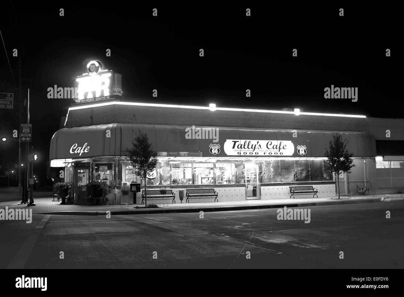 Tallys cafe, Tulsa, Oklahoma. Restaurant traditionnel américain sur la vieille Route 66, néons brillants dans la nuit Banque D'Images