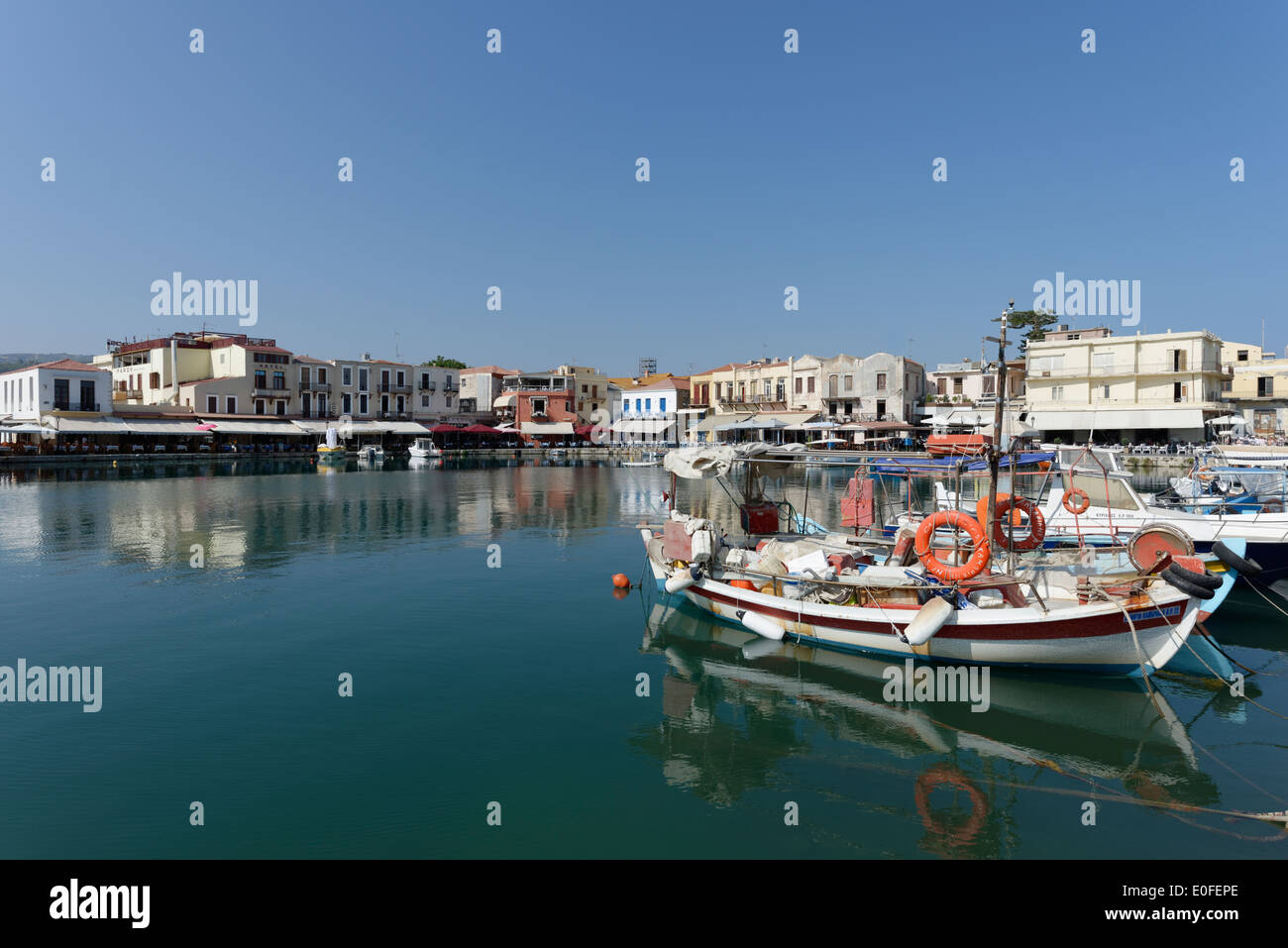 Les bateaux de pêche amarrés dans le pittoresque port vénitien de Rethymnon, la 3ème plus grande ville de l'île grecque de Crète. Banque D'Images