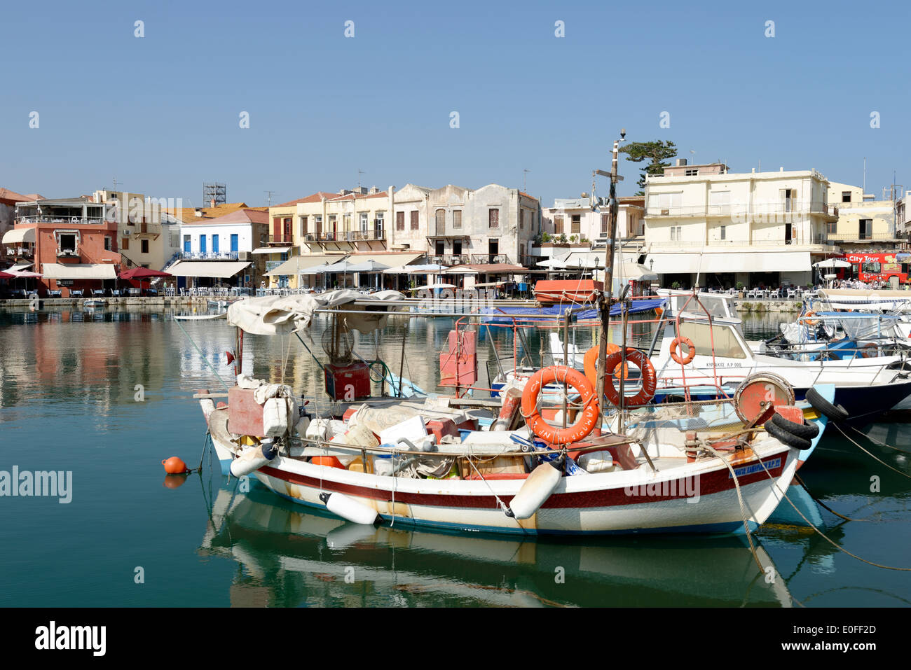 Les bateaux de pêche amarrés dans le pittoresque port vénitien de Rethymnon, la 3ème plus grande ville de l'île grecque de Crète. Banque D'Images