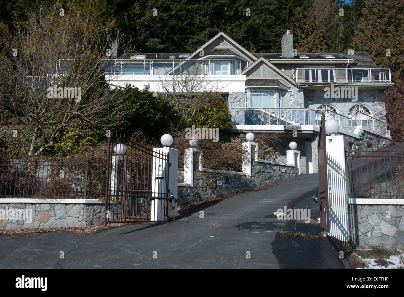 Grande maison et synchronisées dans l'entrée de la propriétés, West Vancouver, British Columbia, Canada Banque D'Images
