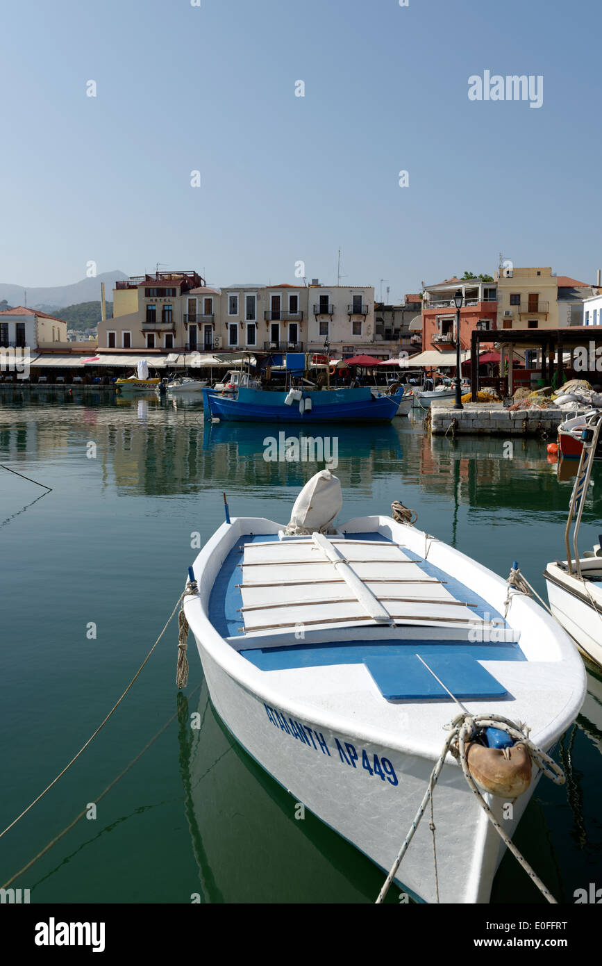 Les bateaux de pêche amarrés dans le pittoresque port vénitien de Rethymnon, la 3ème plus grande ville de l'île grecque de Crète. Banque D'Images