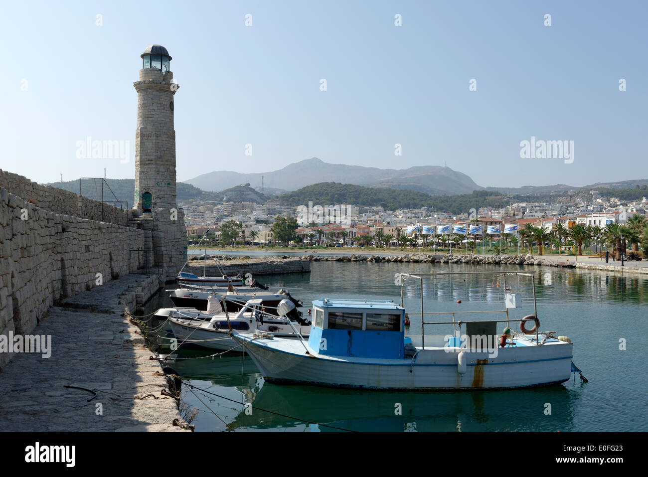 Phare et bateaux de pêche amarrés au port vénitien de Rethymnon, la 3ème plus grande ville de l'île grecque de Crète. Banque D'Images