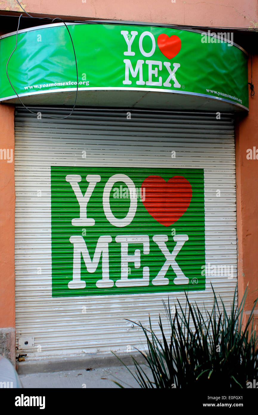Inscription peinte sur porte de garage métallique préparation 'Yo amo Mex' vu dans La Condesa, Mexico, DF, Mexique Banque D'Images
