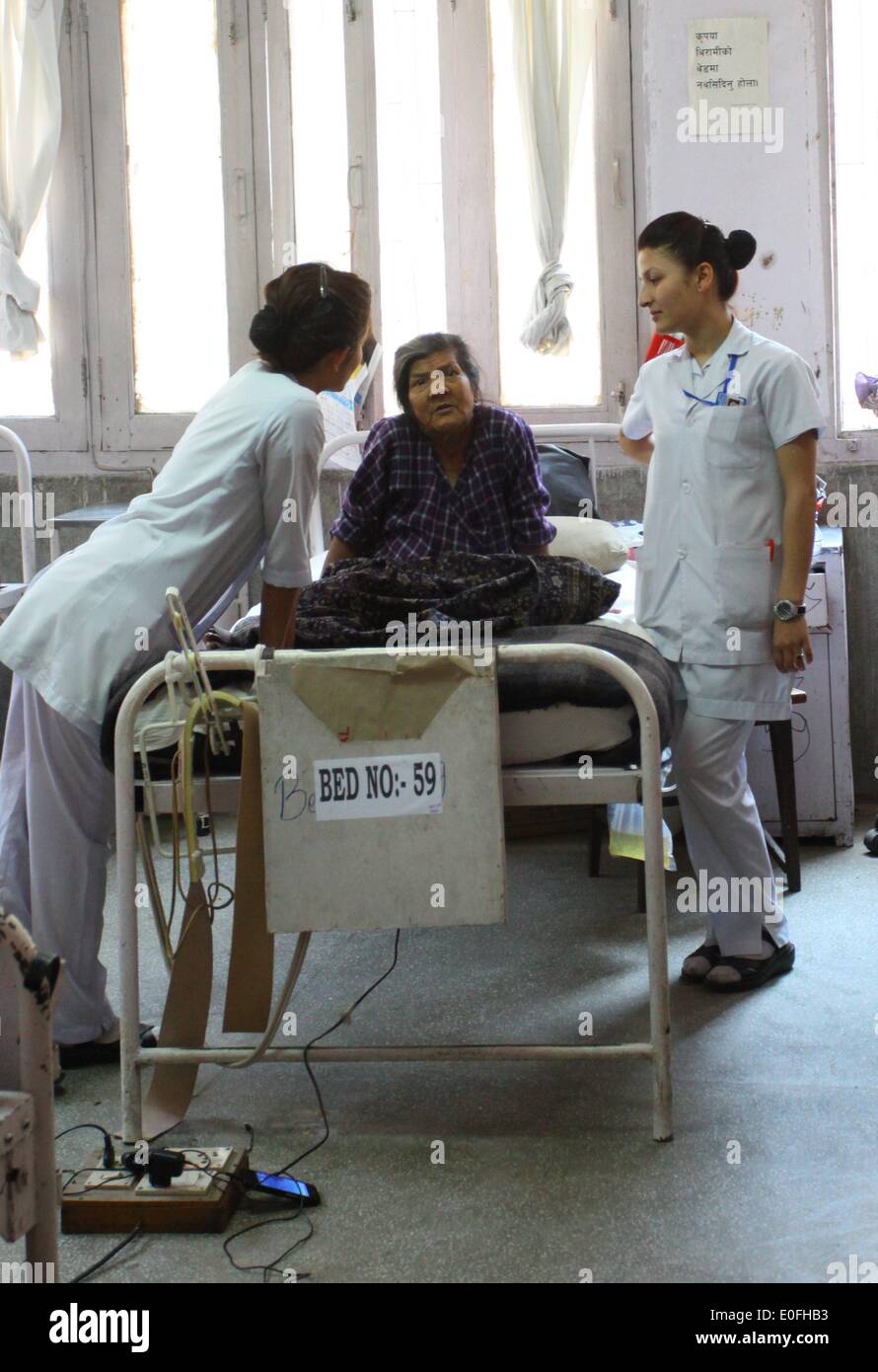 Katmandou Nepal 12 Mai 14 Les Infirmieres Travaillent A L Hopital Pendant La Journee Internationale Des Infirmieres A Katmandou Nepal 12 Mai 14 La Journee Internationale De L Infirmiere Est Celebree Chaque Annee Pour
