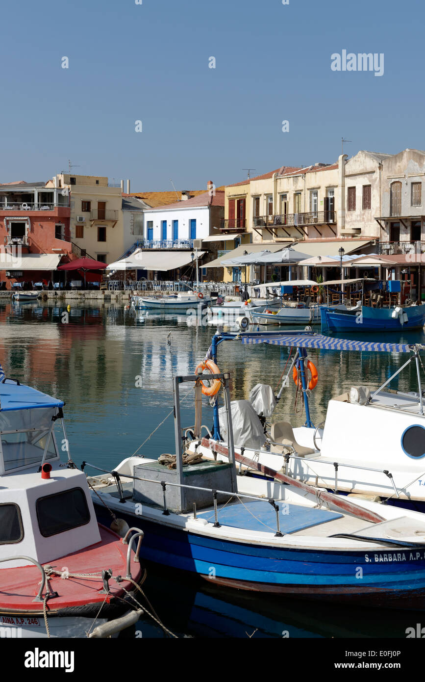 Les bateaux de pêche amarrés dans le pittoresque port vénitien de Rethymnon, la 3ème plus grande ville de l'île grecque de Crète. Banque D'Images