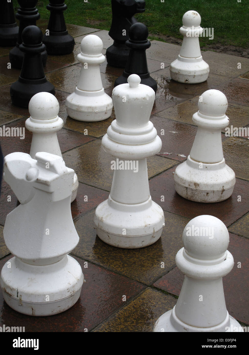 Pièces de jeu d'échecs en plein air géant Banque D'Images