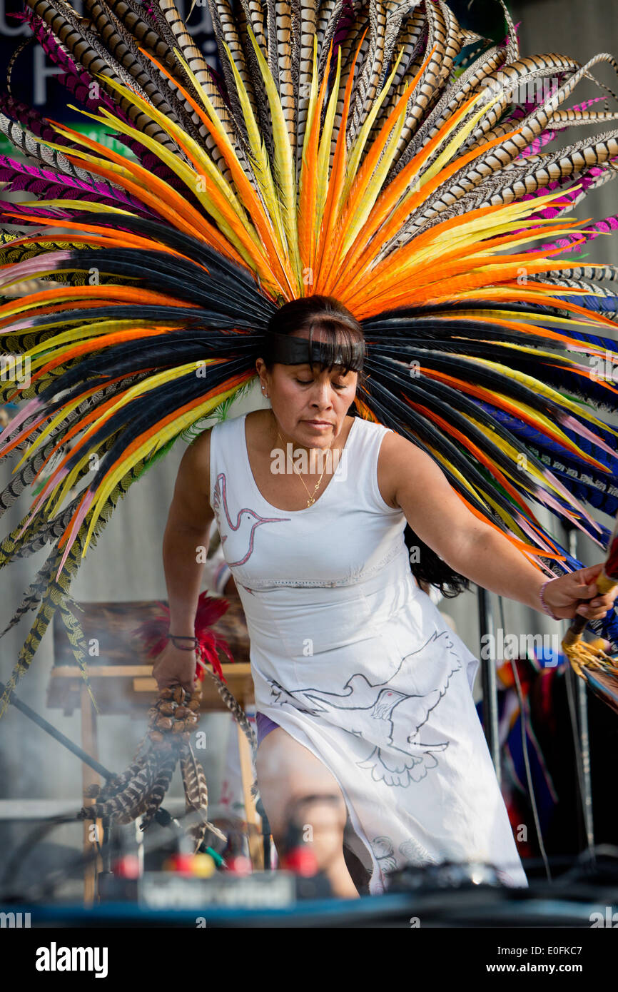 Les Amérindiens l'exécution Danza Azteca de tambours à l'Sheila R. Hardin Festival multiculturel, en janvier 2014. San Diego - Californie Banque D'Images