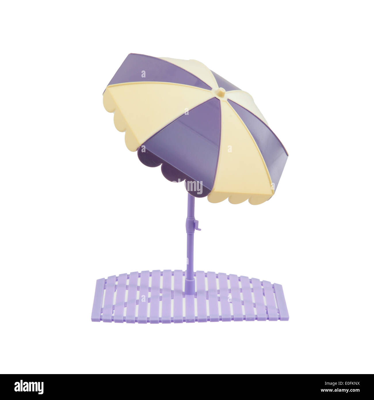 Petit parapluie de plage isolé sur fond blanc Banque D'Images