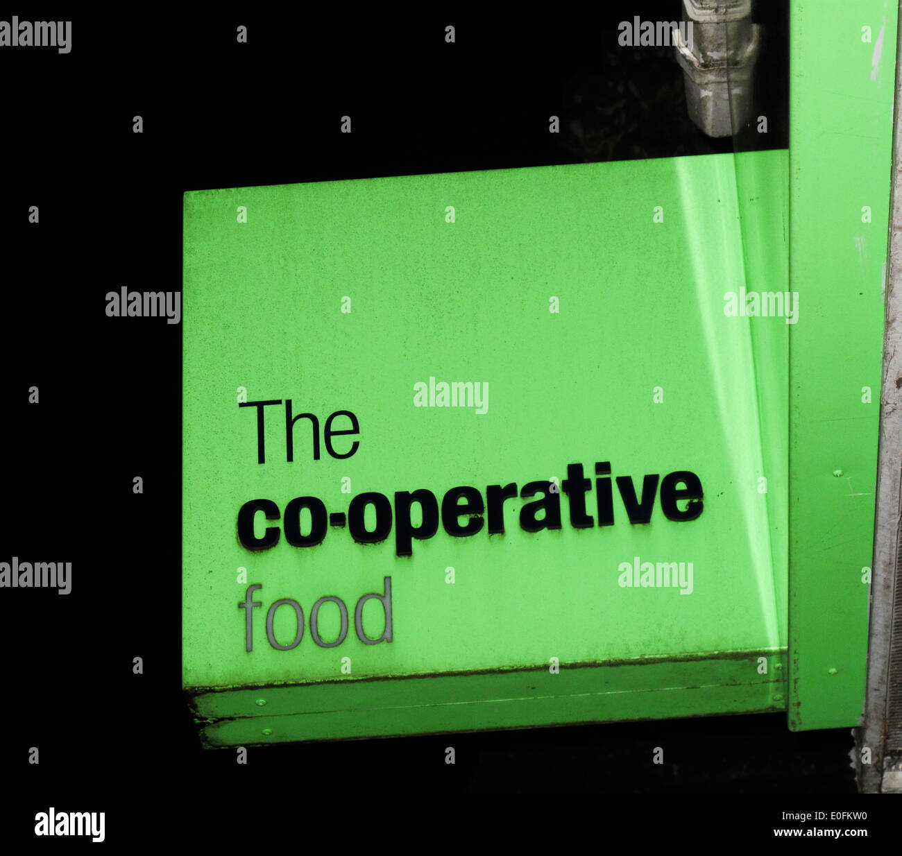 Affiche à l'extérieur de Co-op food store dans l'obscurité Banque D'Images