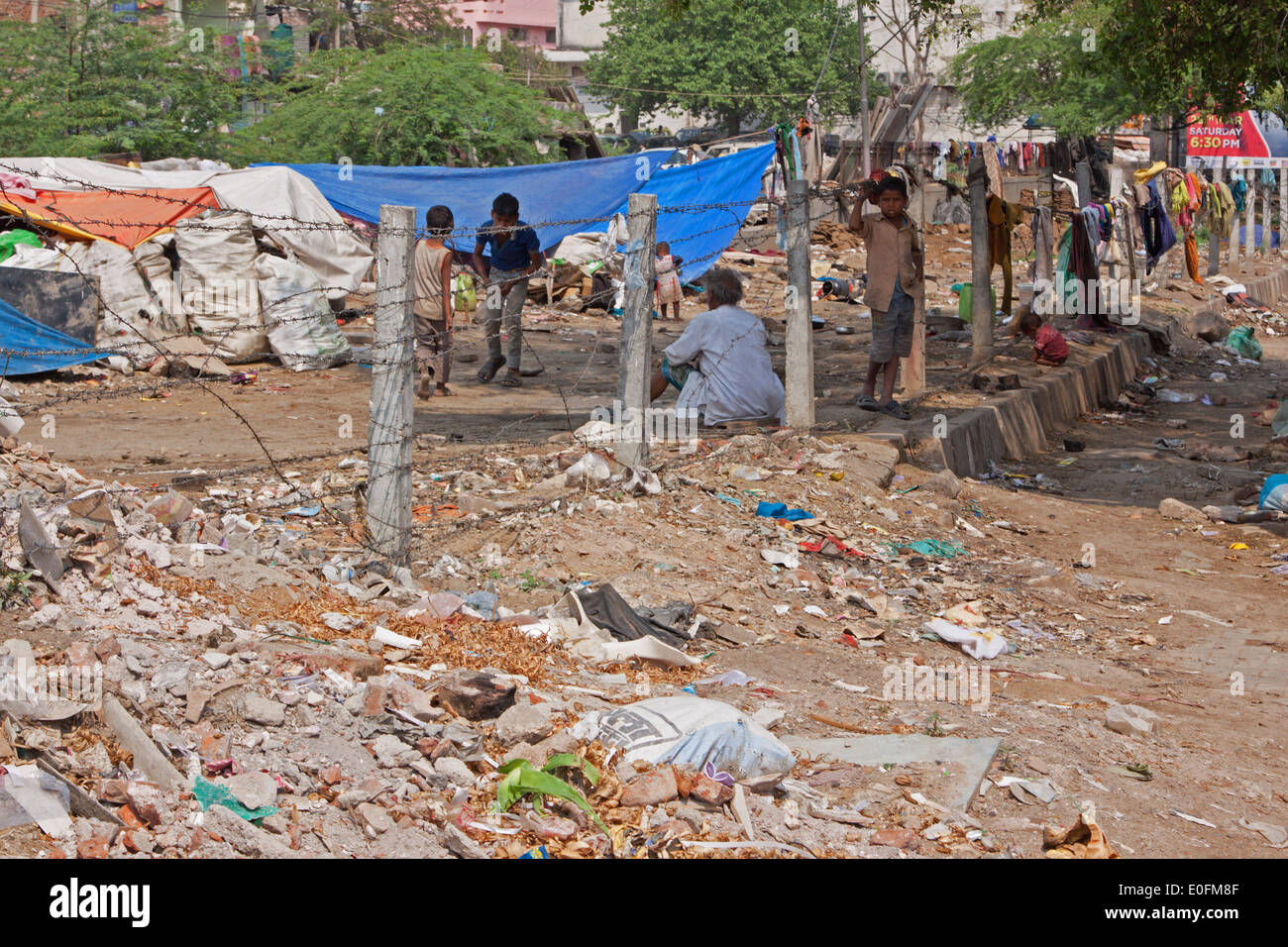 Bord d'un bidonville jonché d'ordures à Delhi dans lequel les gens vivent sous des bâches bâche avec pas de services ou de l'assainissement Banque D'Images