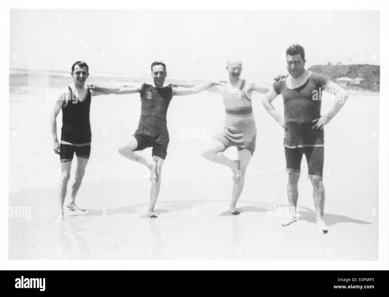 Une photographie montrant quatre hommes en maillots de bain sur une plage pendant la visite de Léopold Amery en Australie, 1927-1928. Banque D'Images