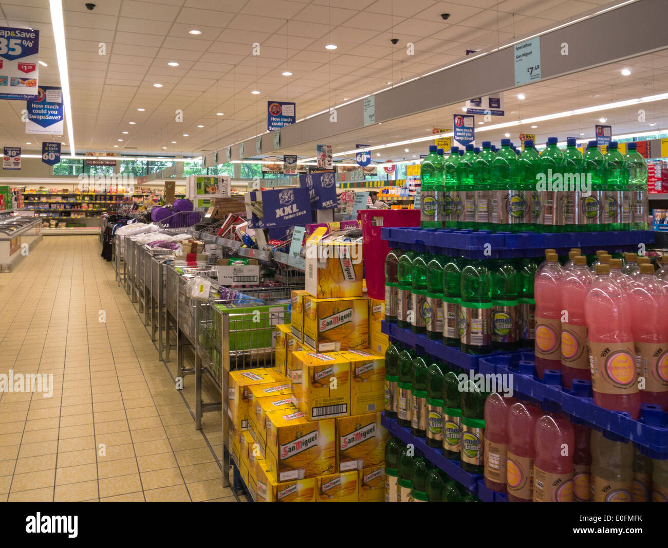 À l'intérieur de l'allée avec supermarché Aldi vendant des caisses de bière et boissons offre hebdomadaire Banque D'Images