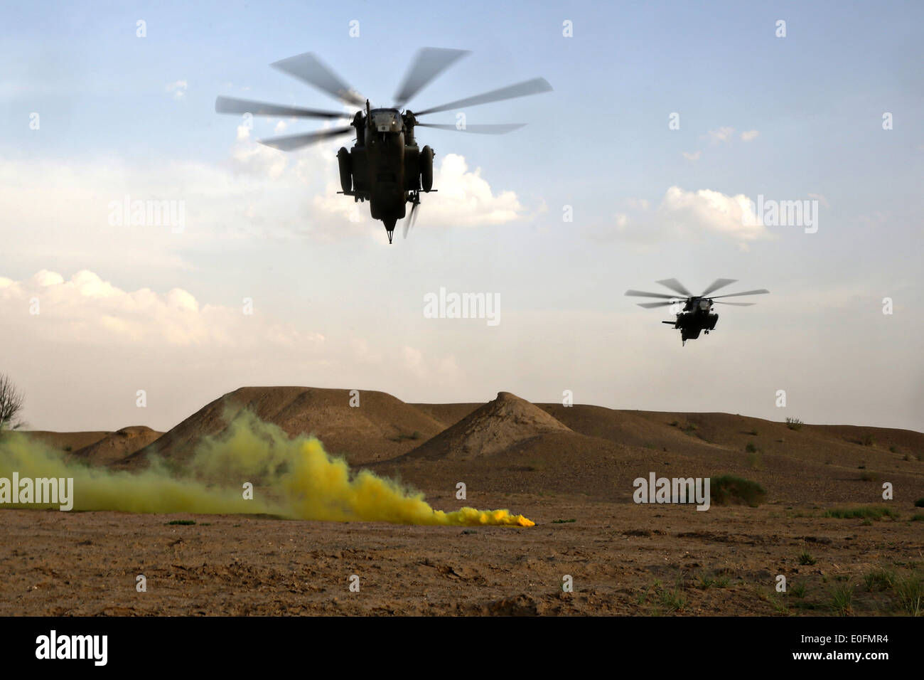 Les Marines américains CH-53E Super Stallion Helicopters se préparer à atterrir à choisir la compagnie Bravo force d'assaut à la suite d'une mission de contre-insurrection, le 1 mai 2014 dans Tagvreshk Village, province de Helmand, en Afghanistan. Banque D'Images