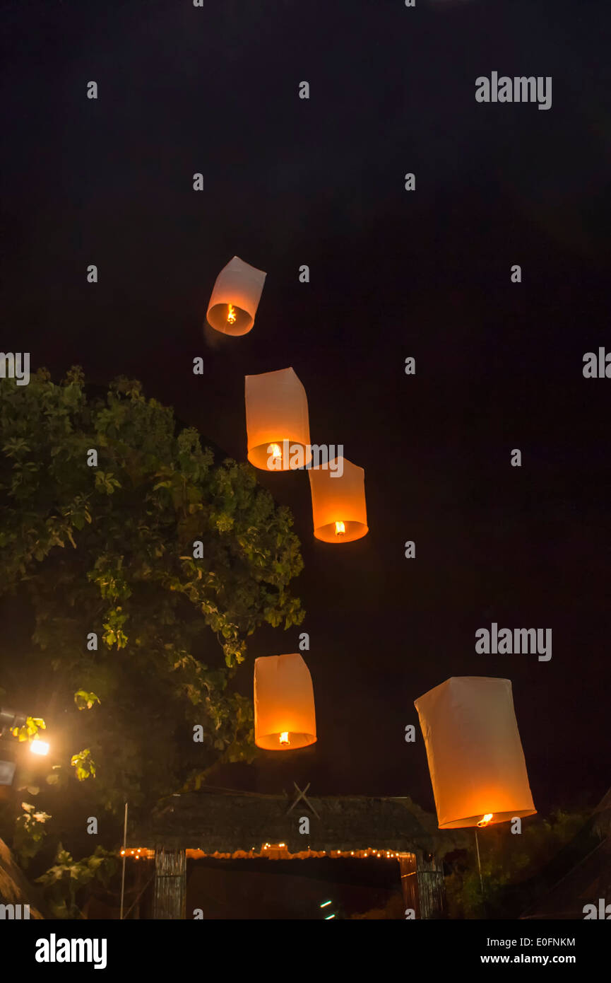 Libération de sky lanternes lors d'un festival de lumière, Chiang Mai, Thaïlande Banque D'Images