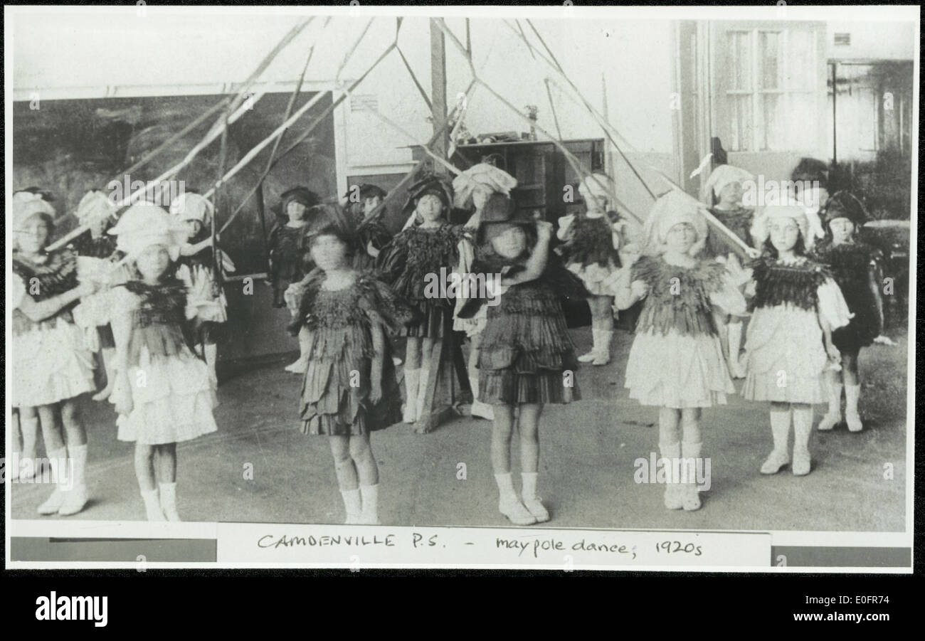 À l'école publique de Camdenville, une danse traditionnelle maypole est exécutée par les élèves. Cet événement représente une activité culturelle à l'école, avec une danse autour d'un Maypole avec des rubans colorés, typique des célébrations éducatives du début du XXe siècle. Banque D'Images