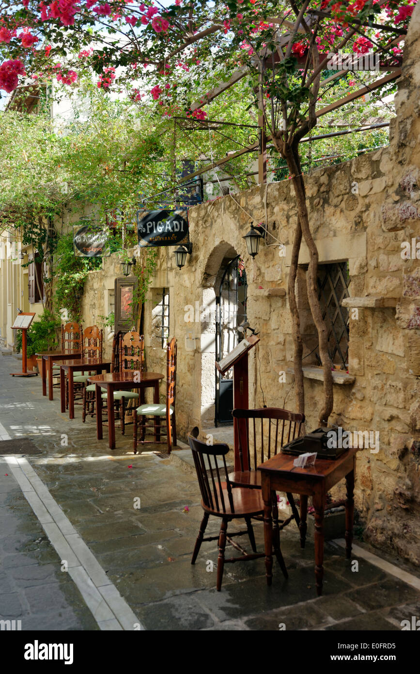 Restaurant Pigadi le long d'un étroit sol carrelé street dans la vieille ville de La Canée. La Crète. La Grèce. Banque D'Images