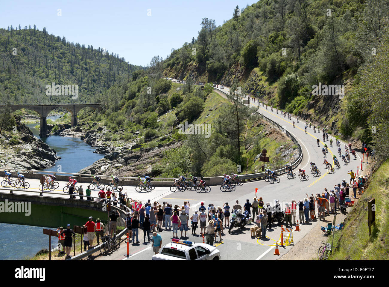 11 mai 2014 - Sacramento, Californie, USA - Riders font leur chemin vers le bas et l'ensemble de la confluence de l'American River ci-dessous sur l'autoroute 49 Auburn comme ils la tête de canyon vers toi au frais pendant l'Amgen Tour de Californie le dimanche, Mai 11, 2014 à Auburn, Californie (Image Crédit : © Randy Pench/Sacramento Bee/ZUMAPRESS.com) Banque D'Images