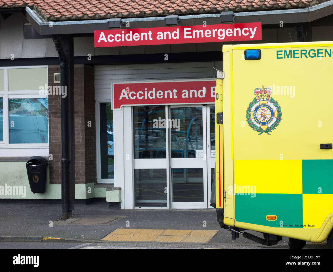 En dehors de l'ambulance de l'hôpital Urgences Tees entrée. UK Banque D'Images