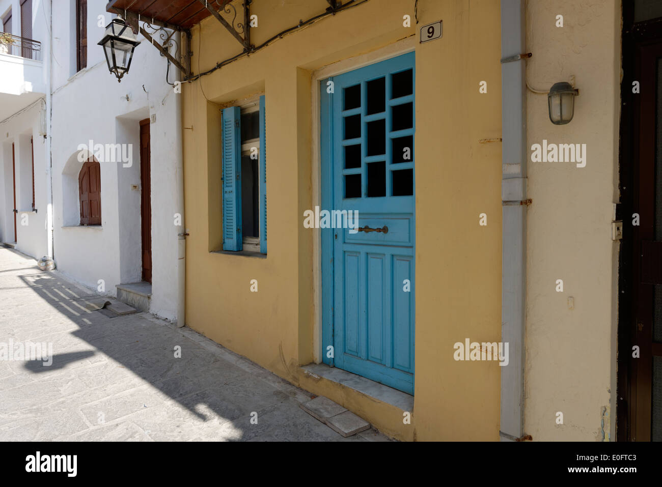 Maisons traditionnelles le long d'un étroit plateau pierre Retour rue de la vieille ville de Rethymnon. La Crète. La Grèce. Banque D'Images