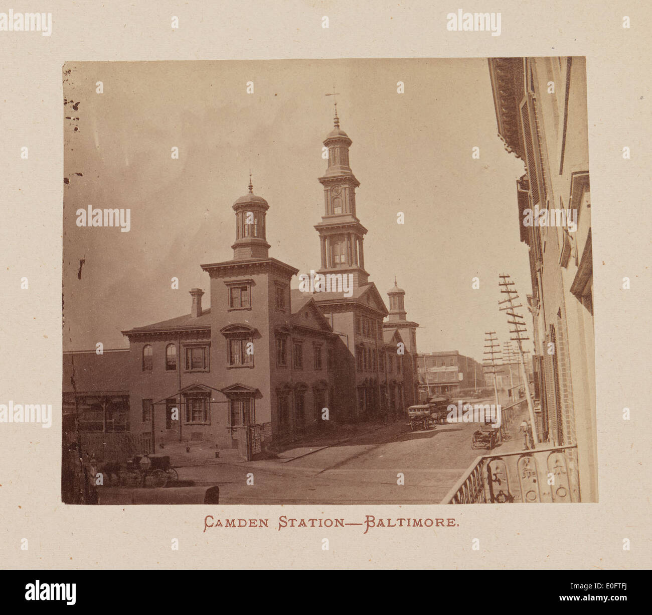 Camden Station à Baltimore, une plaque tournante majeure pour le Baltimore and Ohio Railroad, avec l'architecture ferroviaire historique, les dépôts, les trains et la verdure environnante au début du XXe siècle. Banque D'Images