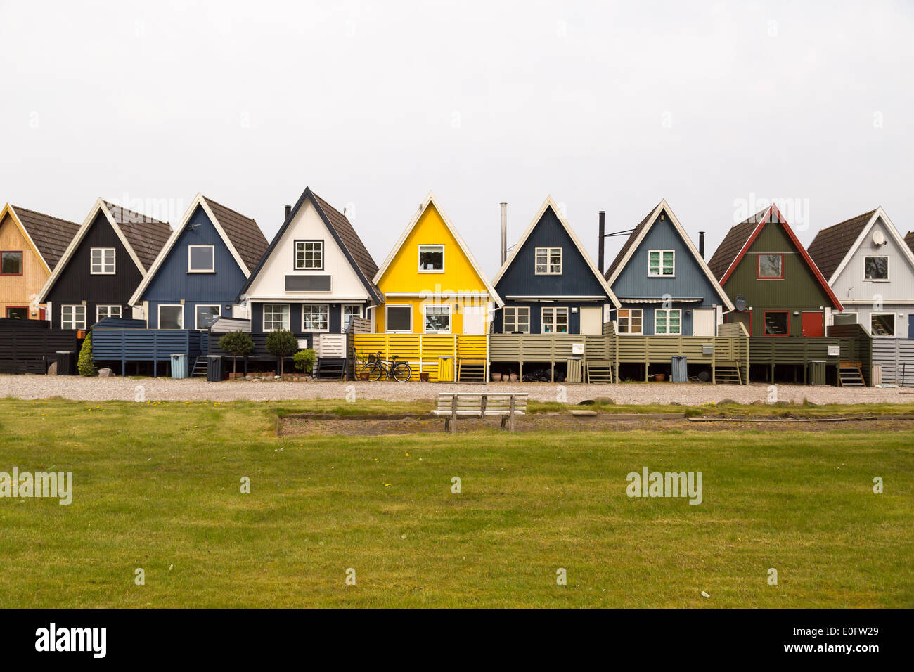 Vacances maisons colorées sur un jour nuageux. Marques de commerce ont été supprimés. Banque D'Images