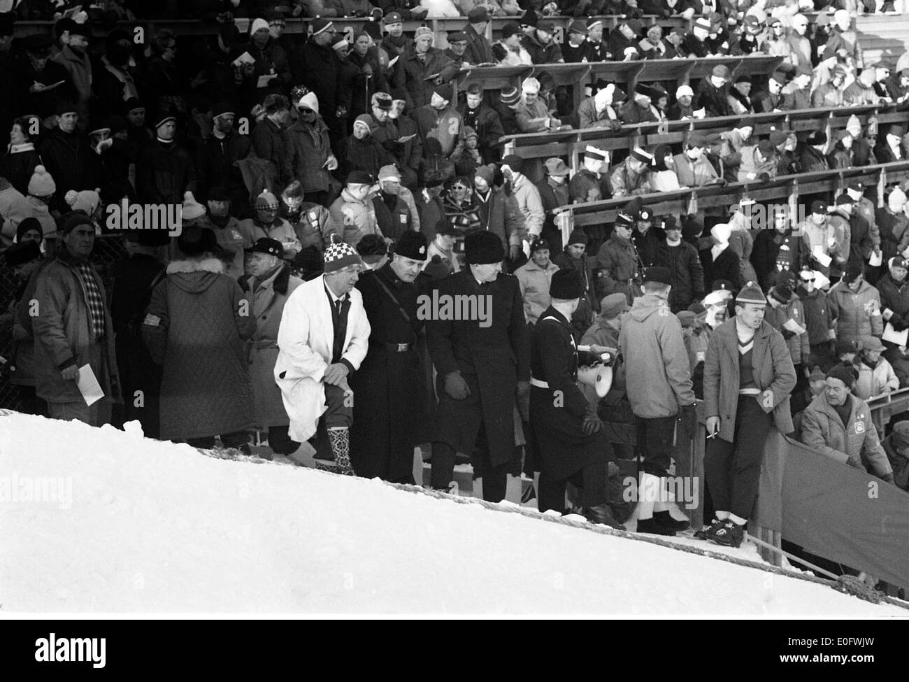 Une photo des Championnats du monde de ski 1966, montrant une épreuve spéciale de saut à ski à Midtstubakken. La petite colline a accueilli des athlètes de haut niveau pendant la compétition, contribuant ainsi à l'histoire du saut à ski en Norvège. Banque D'Images Une photo des Championnats du monde de ski 1966, montrant une épreuve spéciale de saut à ski à Midtstubakken. La petite colline a accueilli des athlètes de haut niveau pendant la compétition, contribuant ainsi à l'histoire du saut à ski en Norvège. Banque D'Images