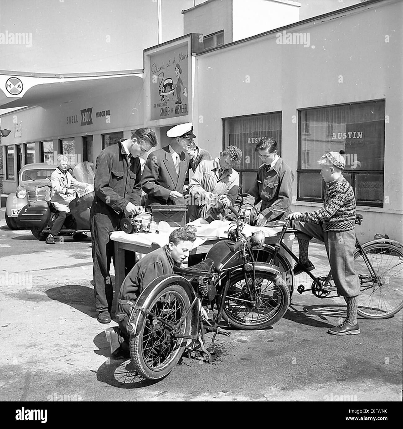 Cette image représente un cours de moto pour jeunes à Rogaland, en Norvège. Il met en valeur les jeunes qui suivent une formation en motocyclette, reflétant l'intérêt croissant pour le transport motorisé chez les jeunes pendant cette période. Banque D'Images