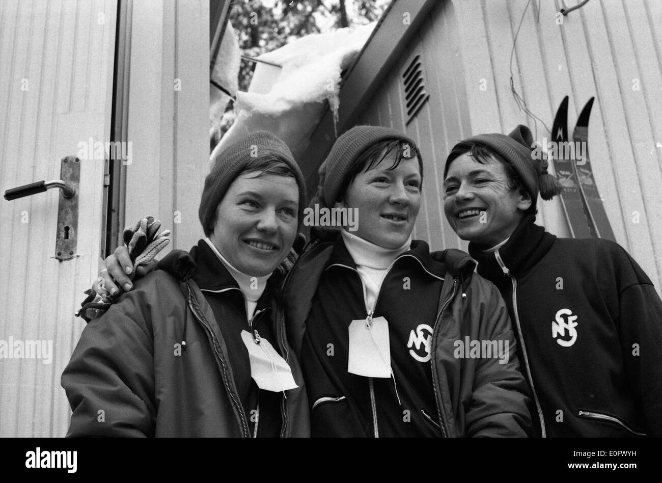 L'image montre la course de relais féminine norvégienne lors des Championnats du monde de ski 1966 à Oslo, plus précisément dans l'emblématique Holmenkollen. L'événement a été un élément clé de l'histoire du ski en Norvège. Banque D'Images L'image montre la course de relais féminine norvégienne lors des Championnats du monde de ski 1966 à Oslo, plus précisément dans l'emblématique Holmenkollen. L'événement a été un élément clé de l'histoire du ski en Norvège. Banque D'Images