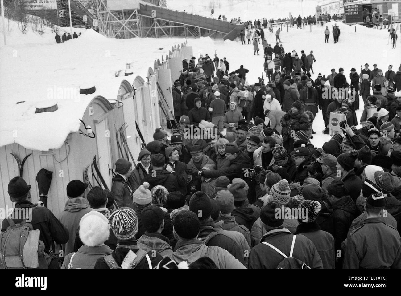 Cette image représente une agitation à l'extérieur des hangars de fusion après une course d'or soviétique et d'argent norvégienne, montrant des femmes participant à une course de relais de 3x5 km. Banque D'Images Cette image représente une agitation à l'extérieur des hangars de fusion après une course d'or soviétique et d'argent norvégienne, montrant des femmes participant à une course de relais de 3x5 km. Banque D'Images